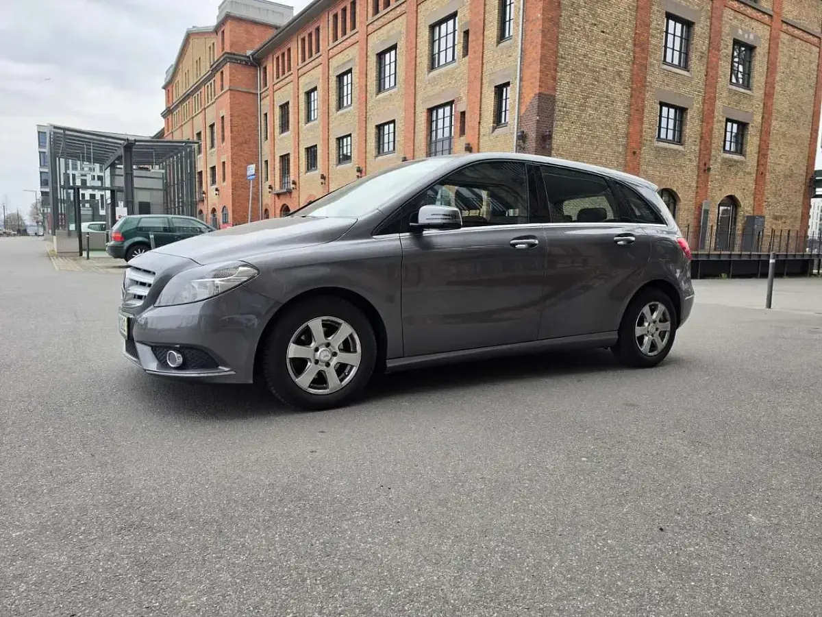 Gebraucht Mercedes B180 122 PS (89 kW) 2012 Grau Kleinwagen
