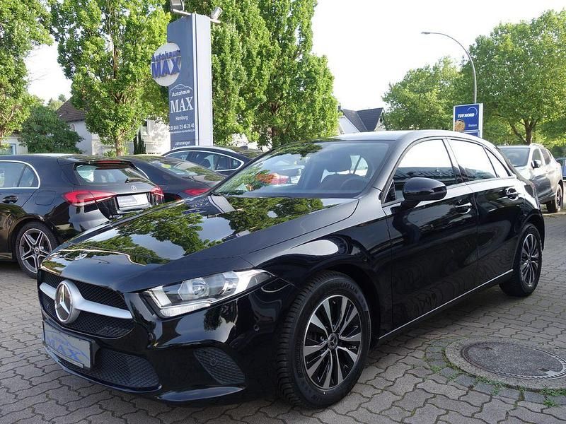 Schwarz Gebraucht 2022 Mercedes A180 Business Limousine | 18.999 € (Guter Preis) - Bild 1/4