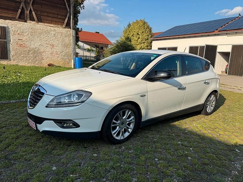 Weiß Gebraucht 2011 Lancia Delta Limousine | 3.700 € (Fairer Preis) - Bild 1/4