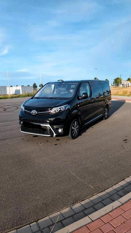 Schwarz Gebraucht 2018 Toyota Proace Verso Kombi | 27.500 € (Fairer Preis) - Bild 1/4