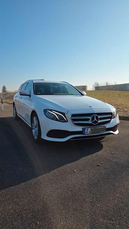 Weiß Gebraucht 2018 Mercedes E250 Avantgarde Limousine | 21.990 € (Guter Preis) - Bild 1/4