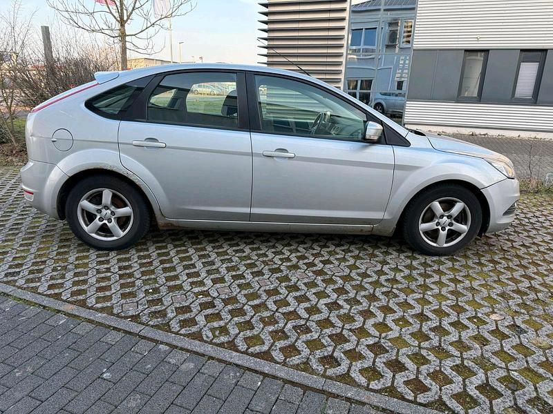 Gebraucht Ford Focus 100 PS (73 kW) 2009 Silber Limousine