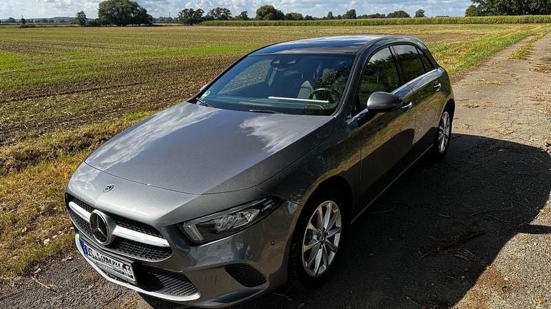 Grau Gebraucht 2021 Mercedes A250 Advanced Limousine | 24.499 € (Fairer Preis) - Bild 1/4