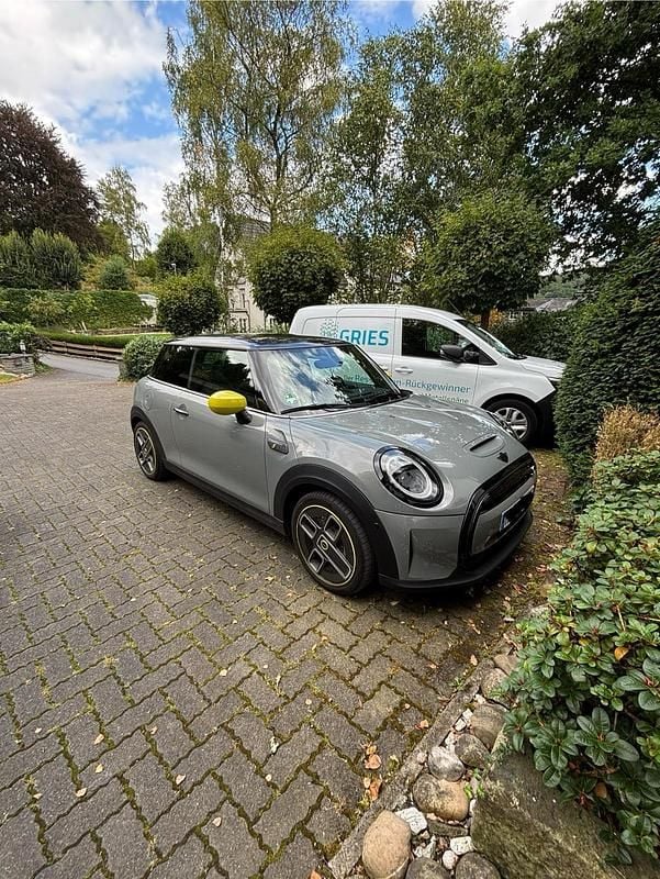 Grau Gebraucht 2022 Mini Cooper SE Kleinwagen | 17.299 € (Superpreis) - Bild 1/4