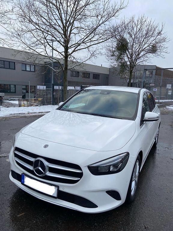 Weiß Gebraucht 2019 Mercedes B180 Progressive Van / Kleinbus | 17.500 € (Guter Preis) - Bild 1/4