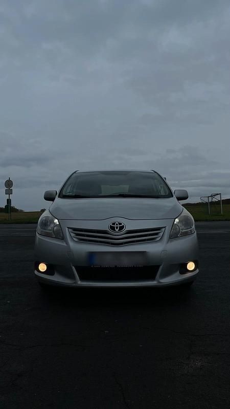 Grau Gebraucht 2009 Toyota Verso Van / Kleinbus | 3.900 € (Fairer Preis) - Bild 1/4