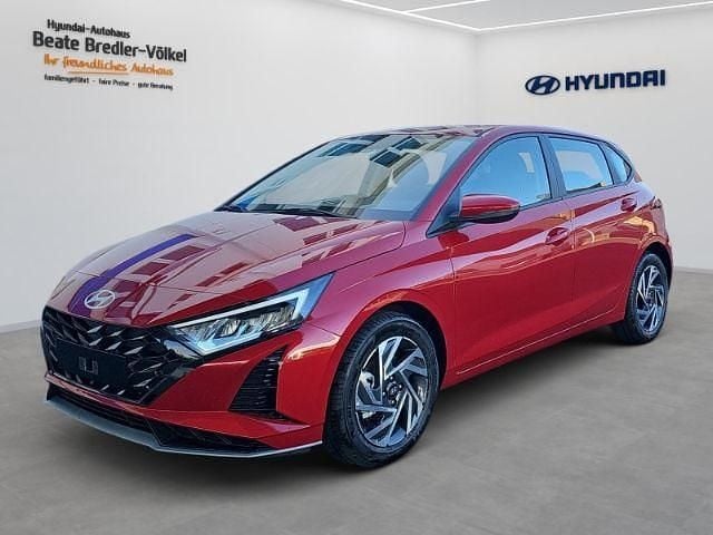 Dragon red / met Neu 2025 Hyundai i20 Trend Limousine | 23.290 € (Fairer Preis) - Bild 1/4