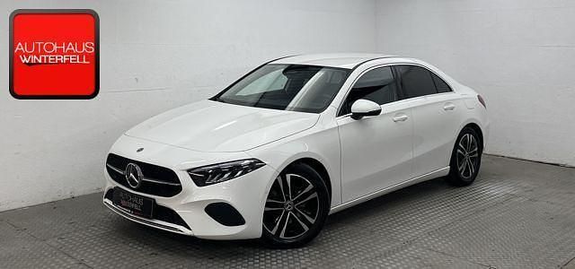 Weiß Gebraucht 2023 Mercedes A180 Limousine | 26.300 € (Fairer Preis) - Bild 1/4