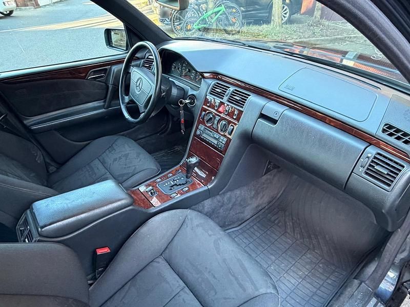 Gebraucht Mercedes E240 170 PS (125 kW) 1998 Blau Limousine