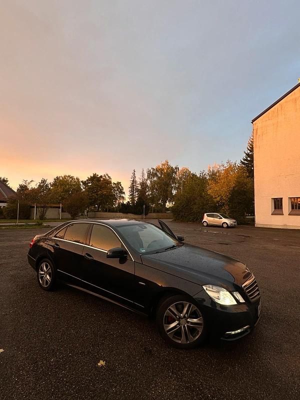 Blau Gebraucht 2012 Mercedes E350 Avantgarde Limousine | 10.399 € (Guter Preis) - Bild 1/4
