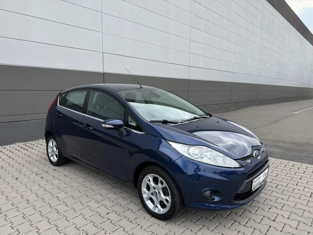 Gebraucht Ford Fiesta Titanium 97 PS (71 kW) 2012 Blau Kleinwagen