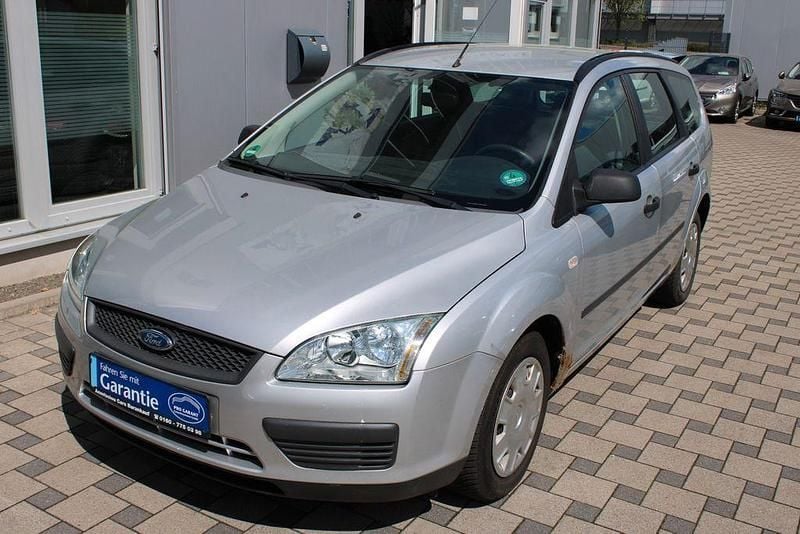 Używany Ford Focus Trend 101 KM (74 kW) 2005 Srebrny Sedan/Limuzyna