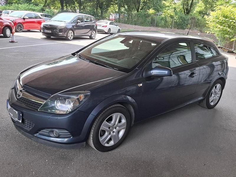 Grau Gebraucht 2009 Opel Astra GTC Coupé | 3.950 € (Fairer Preis) - Bild 1/4