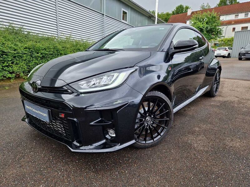 Precious schwarz (metallic) Gebraucht 2020 Toyota Yaris Basis Coupé | 32.450 € (Fairer Preis) - Bild 1/4