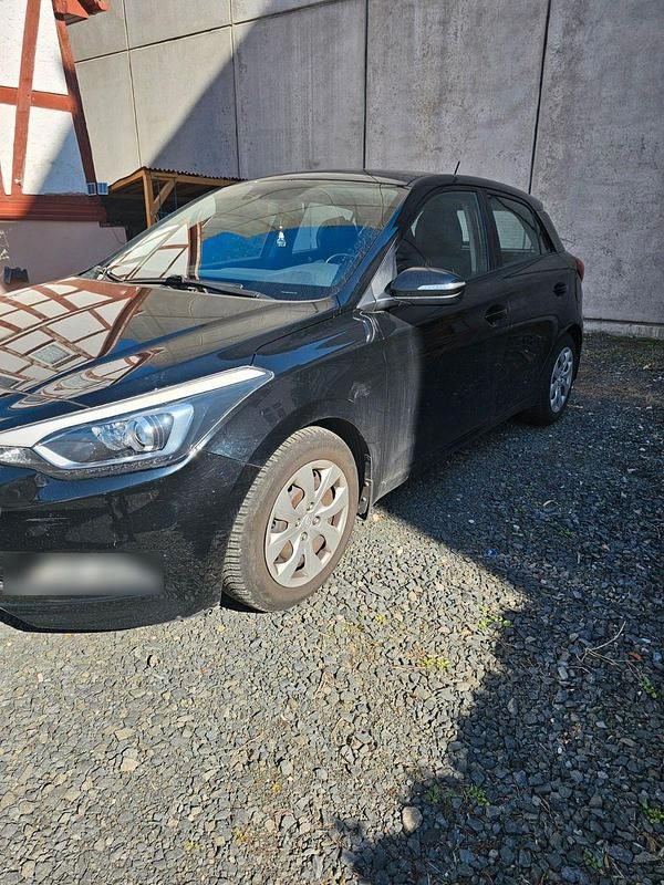 Gebraucht Hyundai i20 Trend 101 PS (74 kW) 2015 Schwarz Kleinwagen