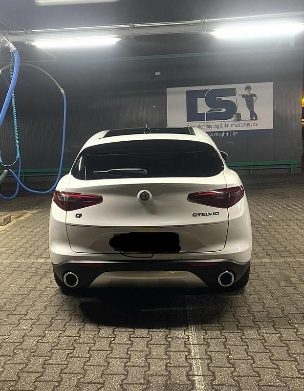 Weiß Gebraucht 2018 Alfa Romeo Stelvio SUV | 24.800 € (Etwas zu teuer) - Bild 1/4