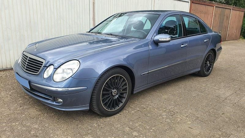 Blau Gebraucht 2005 Mercedes E200 Limousine | 5.100 € (Fairer Preis) - Bild 1/4
