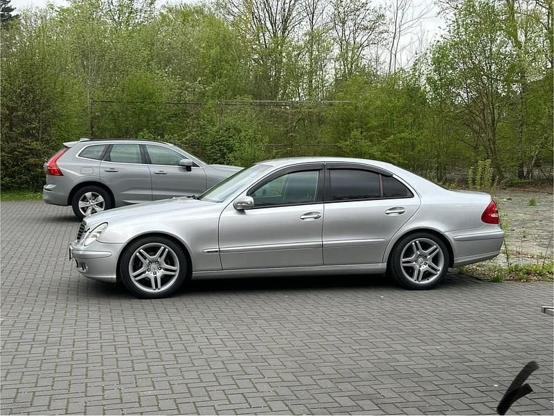 Silber Gebraucht 2004 Mercedes E220 Limousine | 4.200 € (Fairer Preis) - Bild 1/4