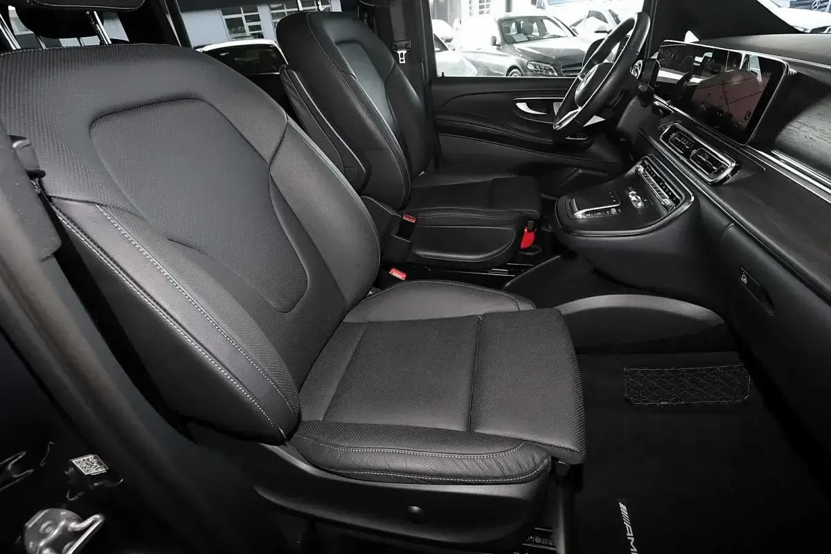 Gebraucht Mercedes V300 AMG 237 PS (174 kW) 2024 Blau Van / Kleinbus