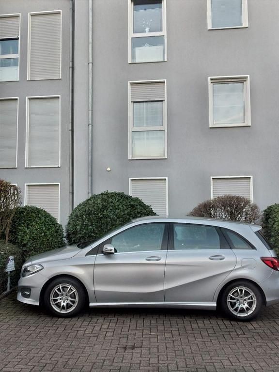 Gebraucht Mercedes B180 122 PS (89 kW) 2017 Silber Van / Kleinbus