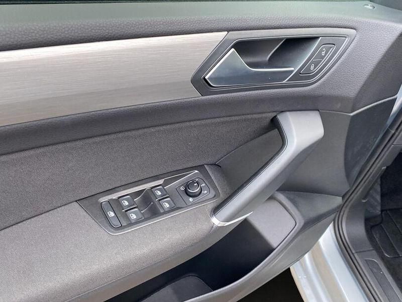Gebraucht VW Touran 150 PS (110 kW) 2025 Silber Van / Kleinbus