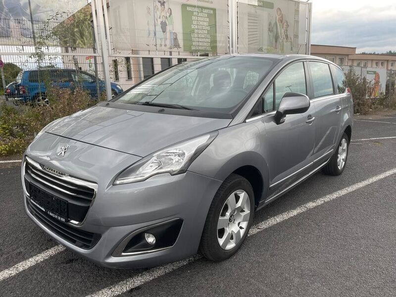 Grau Gebraucht 2015 Peugeot 5008 Active Van / Kleinbus | 9.999 € - Bild 1/4