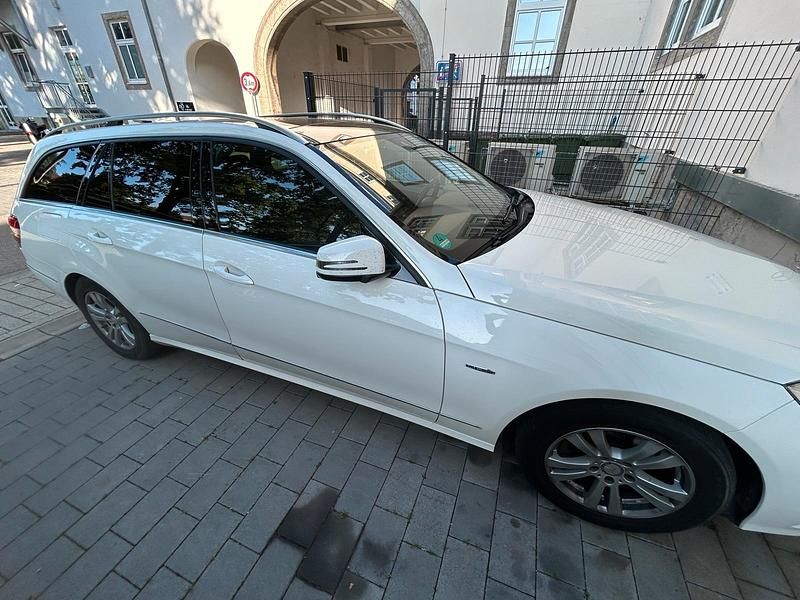 Weiß Gebraucht 2011 Mercedes E220 Avantgarde Kombi | 6.800 € (Fairer Preis) - Bild 1/4