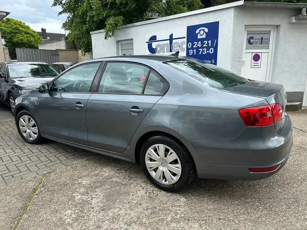 Gebraucht VW Jetta 105 PS (77 kW) 2011 Grau Limousine