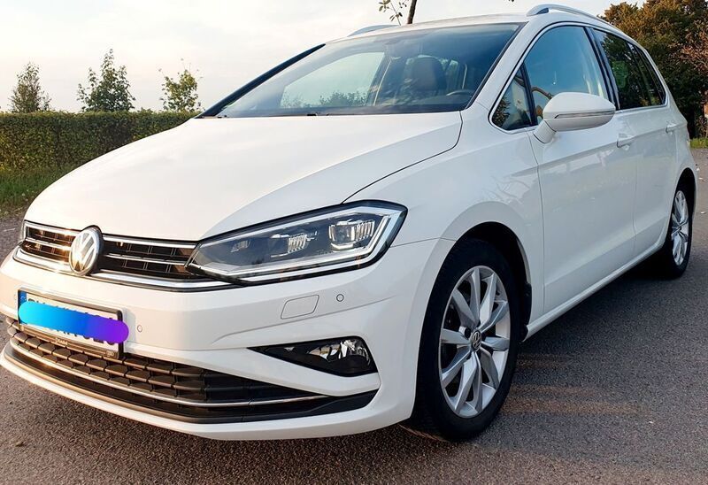 Weiß Gebraucht 2018 VW Golf Sportsvan Highline Van / Kleinbus | 16.650 € (Fairer Preis) - Bild 1/4