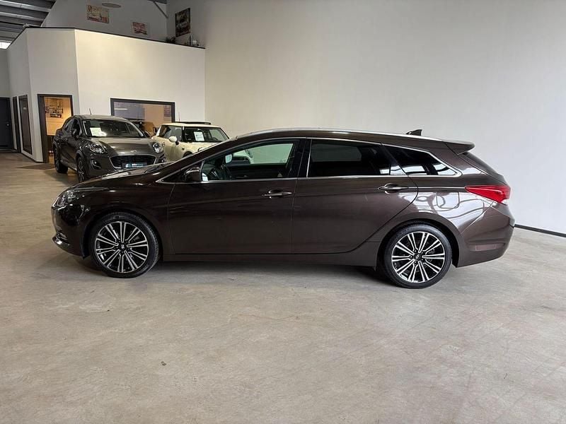 Gebraucht Hyundai i40 Premium 141 PS (103 kW) 2016 Braun Kombi