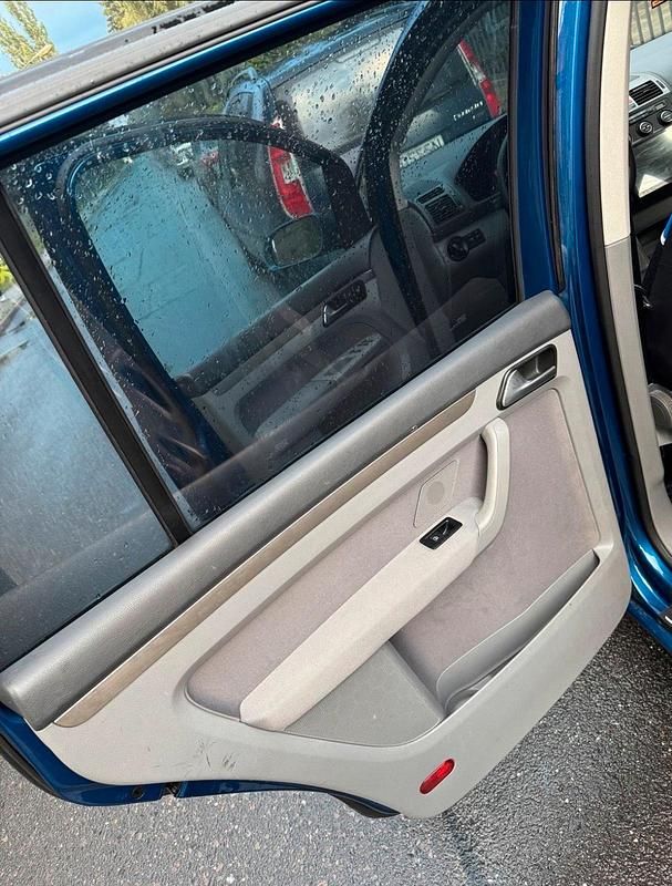 Gebraucht VW Touran 140 PS (102 kW) 2007 Blau Van / Kleinbus