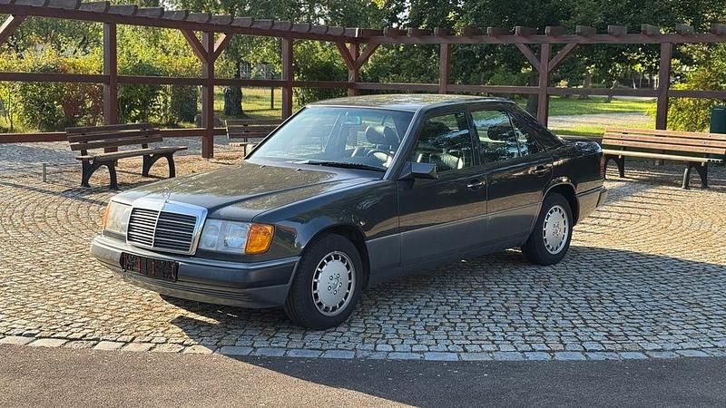 Schwarz Gebraucht 1990 Mercedes E300 Limousine | 11.500 € - Bild 1/4