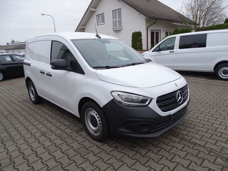 Weiß Gebraucht 2023 Mercedes Citan 108 Van / Kleinbus | 17.690 € (Guter Preis) - Bild 1/4
