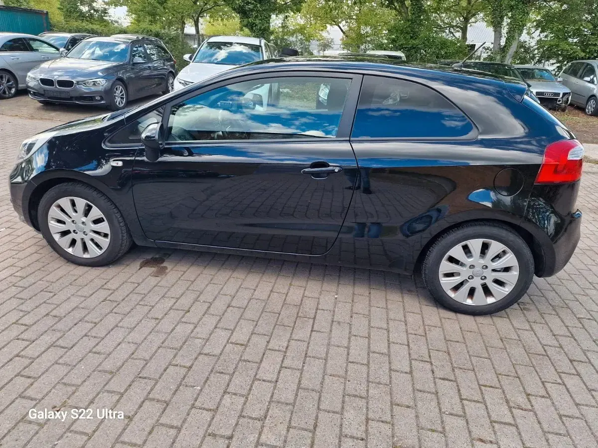 Gebraucht Kia Rio FIFA World Cup Edition 109 PS (80 kW) 2014 Schwarz Limousine