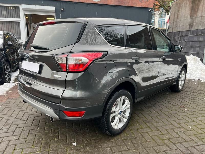 Gebraucht Ford Kuga Titanium 182 PS (133 kW) 2017 Grau SUV