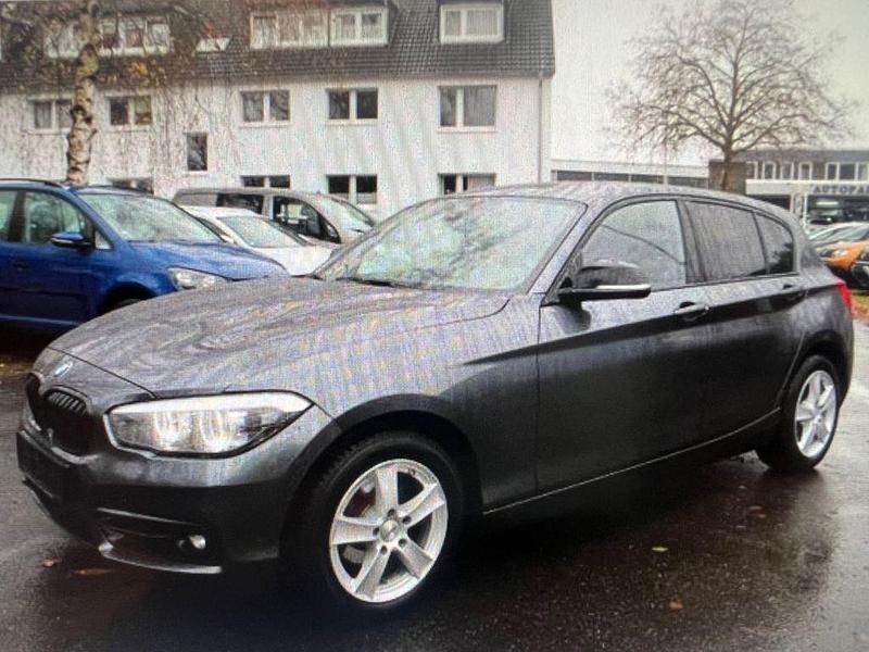 Grau Gebraucht 2019 BMW 118 Sport Line Kleinwagen | 12.500 € (Superpreis) - Bild 1/4