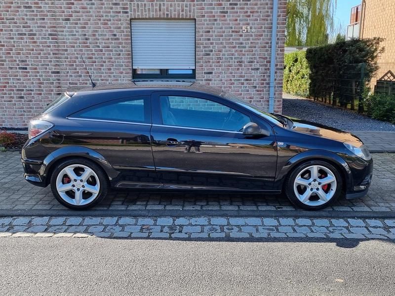 Gebraucht Opel Astra GTC 140 PS (102 kW) 2010 Schwarz Limousine