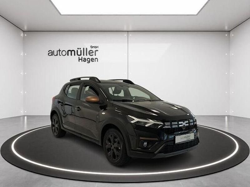 Perlmuttschwarz Gebraucht 2024 Dacia Sandero Stepway Kleinwagen | 17.290 € (Fairer Preis) - Bild 1/4