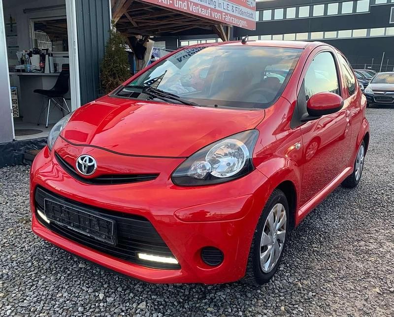 Gebraucht Toyota Aygo 68 PS (50 kW) 2012 Rot Kleinwagen