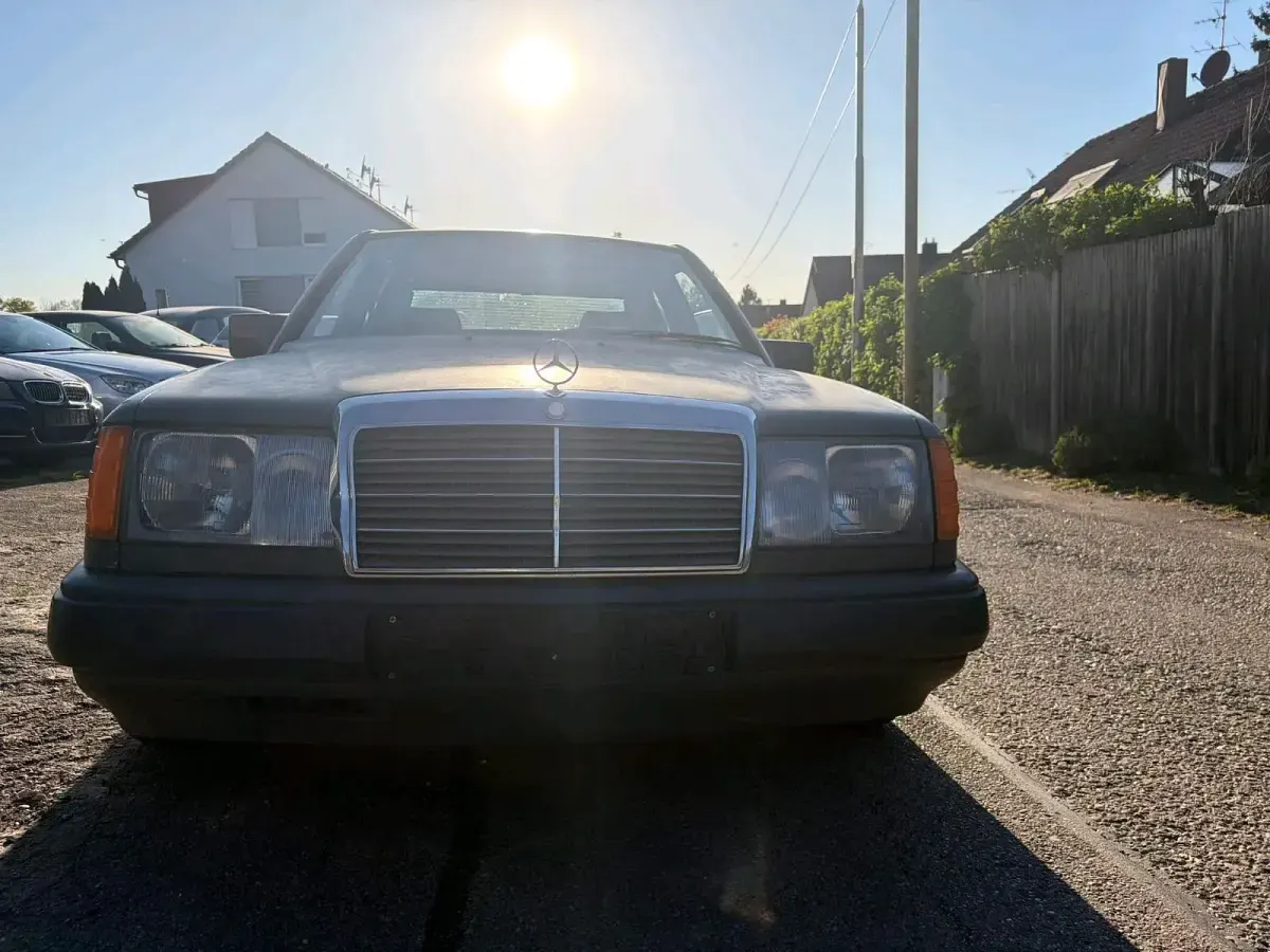 Gebraucht Mercedes E260 160 PS (117 kW) 1988 Grau Limousine