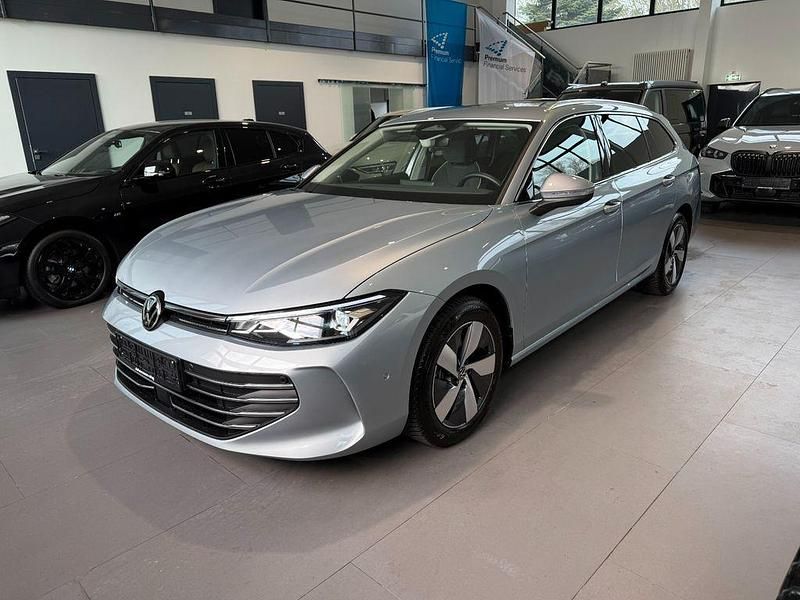 Oyster silver metallic Gebraucht 2025 VW Passat Business Kombi | 32.990 € (Guter Preis) - Bild 1/4