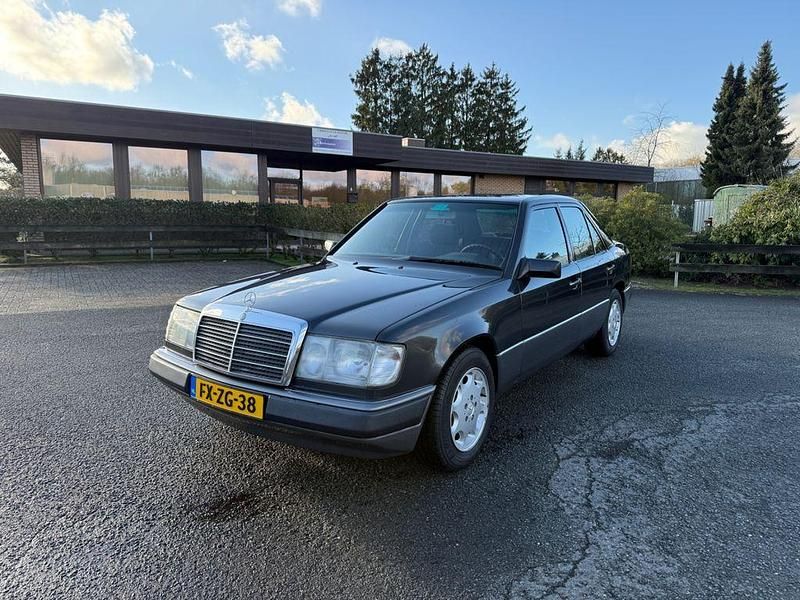 Schwarz Gebraucht 1992 Mercedes 200 Limousine | 12.000 € - Bild 1/4