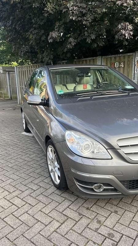 Grau Gebraucht 2008 Mercedes B200 Van / Kleinbus | 3.200 € (Fairer Preis) - Bild 1/4
