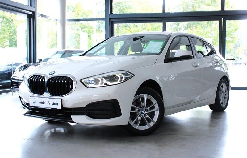 Weiß Gebraucht 2022 BMW 116 Comfort Edition Kleinwagen | 18.449 € (Fairer Preis) - Bild 1/3
