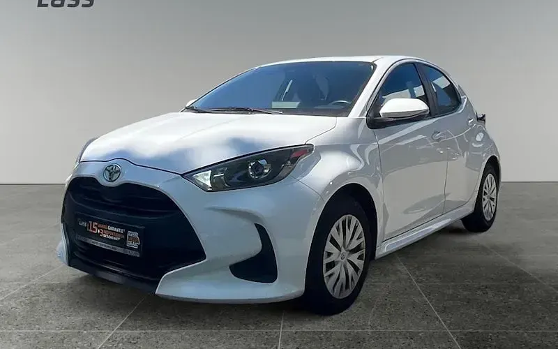Gebraucht Toyota Yaris Basis 72 PS (52 kW) 2023 Schneeweiß Kleinwagen