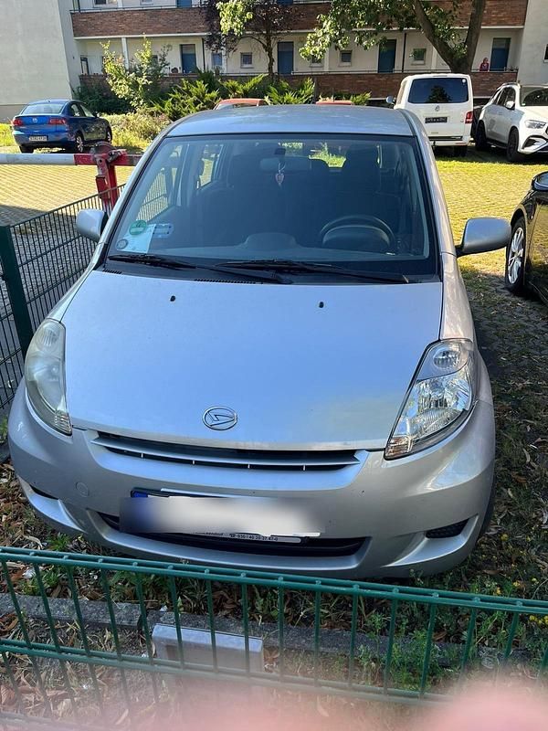 Silber Gebraucht 2009 Daihatsu Sirion Kleinwagen | 600 € - Bild 1/4