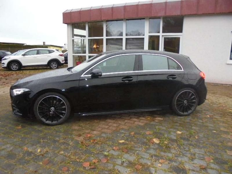 Gebraucht Mercedes A200 AMG line 163 PS (119 kW) 2018 Nachtschwarz  unilack Kleinwagen