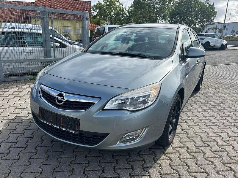 Gebraucht Opel Astra Edition 140 PS (102 kW) 2012 Silber Kombi