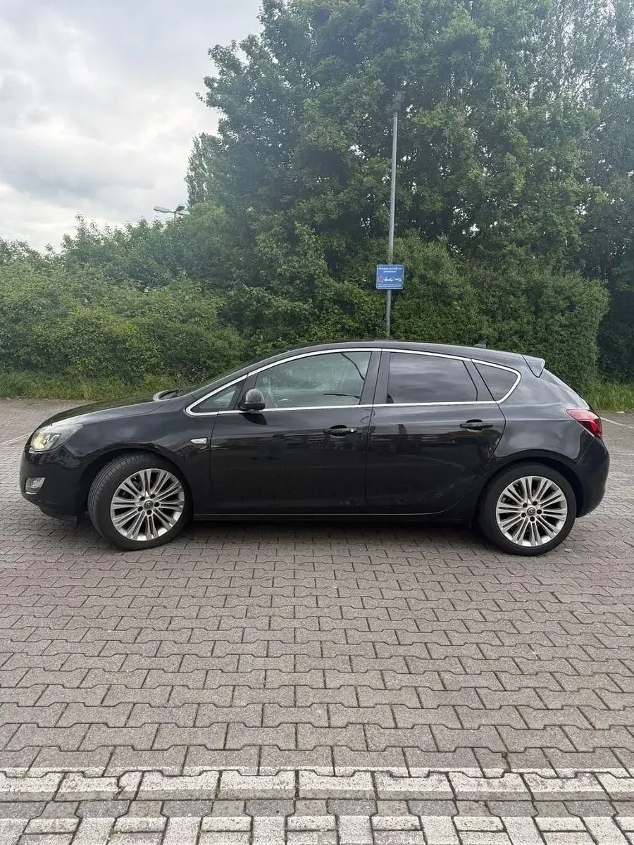 Usata Opel Astra Edition 179 CV (131 kW) 2012 Nero Berlina