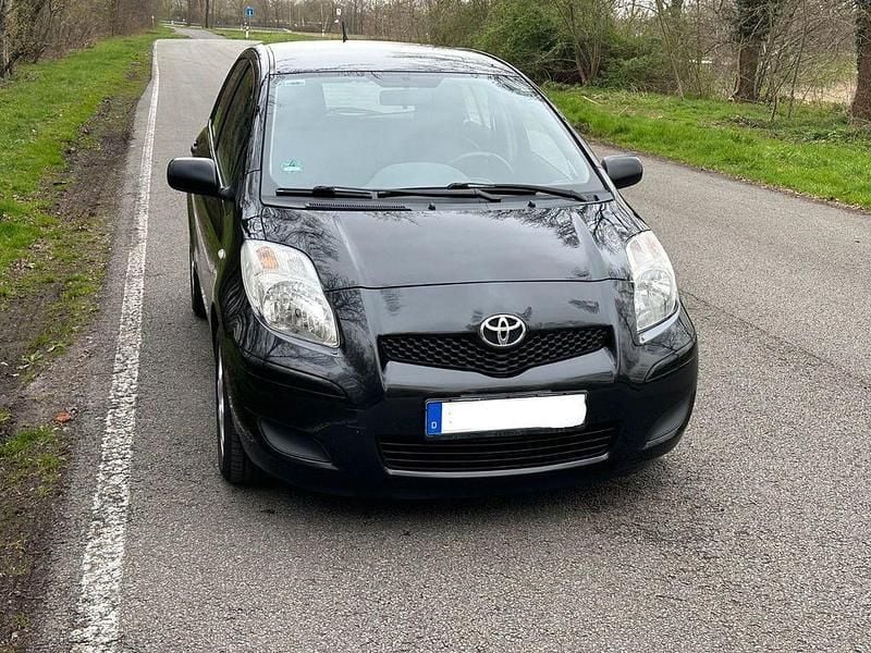 Schwarz Gebraucht 2010 Toyota Yaris Cool Limousine | 2.350 € (Superpreis) - Bild 1/4